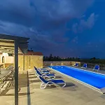 בית נופש Lovely In Kastel Stari *